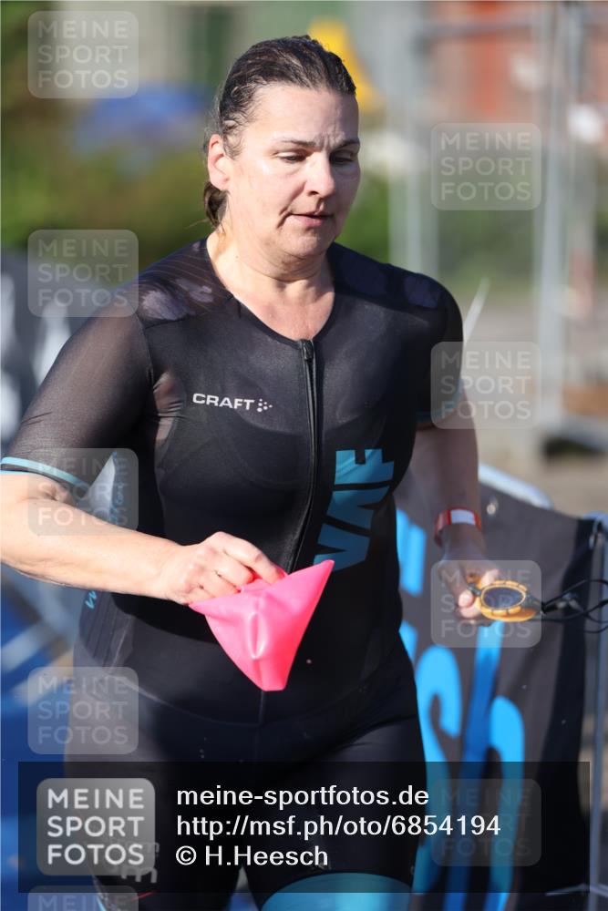 25.08.2024 - Elbe Triathlon Hamburg H.Heesch http://msf.ph/oto/6854194 25.08.2024 09:01:43 Schwimmen 135, 175, 210, 215, 244, 282, 290, 293, 318, 385 meine-sportfotos.de