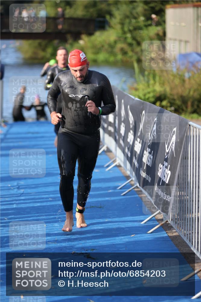 25.08.2024 - Elbe Triathlon Hamburg H.Heesch http://msf.ph/oto/6854203 25.08.2024 09:01:52 Schwimmen 135, 215, 244, 282, 290, 385 meine-sportfotos.de