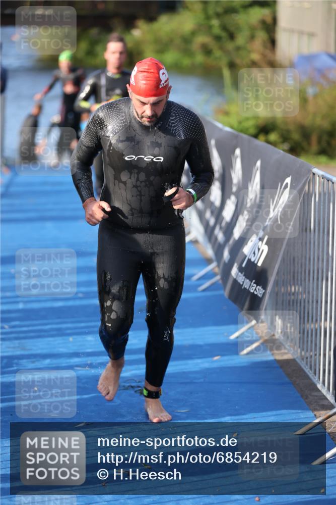25.08.2024 - Elbe Triathlon Hamburg H.Heesch http://msf.ph/oto/6854219 25.08.2024 09:01:52 Schwimmen 135, 215, 244, 282, 290, 385 meine-sportfotos.de