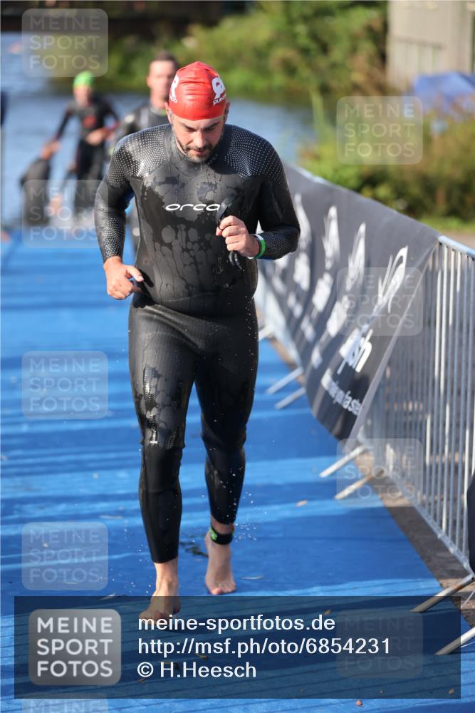 25.08.2024 - Elbe Triathlon Hamburg H.Heesch http://msf.ph/oto/6854231 25.08.2024 09:01:53 Schwimmen 135, 215, 244, 282, 290, 385 meine-sportfotos.de
