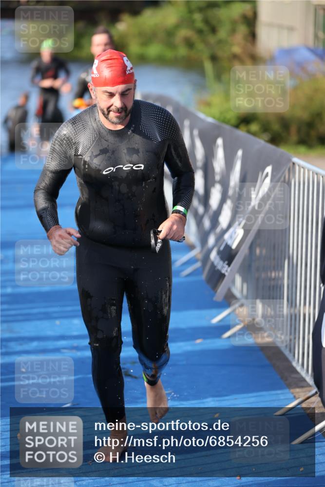 25.08.2024 - Elbe Triathlon Hamburg H.Heesch http://msf.ph/oto/6854256 25.08.2024 09:01:53 Schwimmen 135, 215, 244, 282, 290, 385 meine-sportfotos.de
