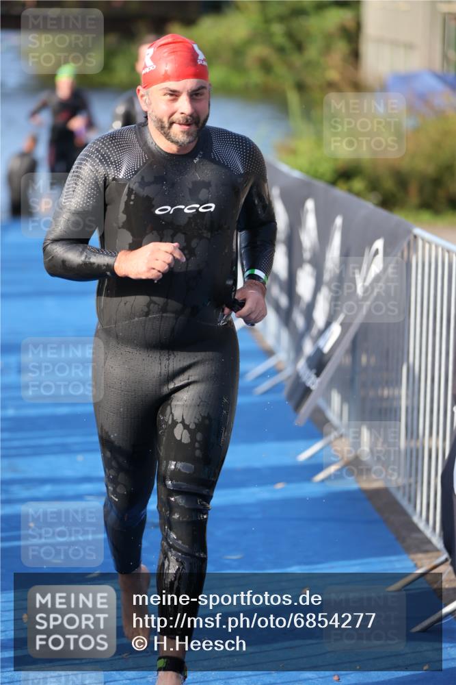 25.08.2024 - Elbe Triathlon Hamburg H.Heesch http://msf.ph/oto/6854277 25.08.2024 09:01:53 Schwimmen 135, 215, 244, 282, 290, 385 meine-sportfotos.de