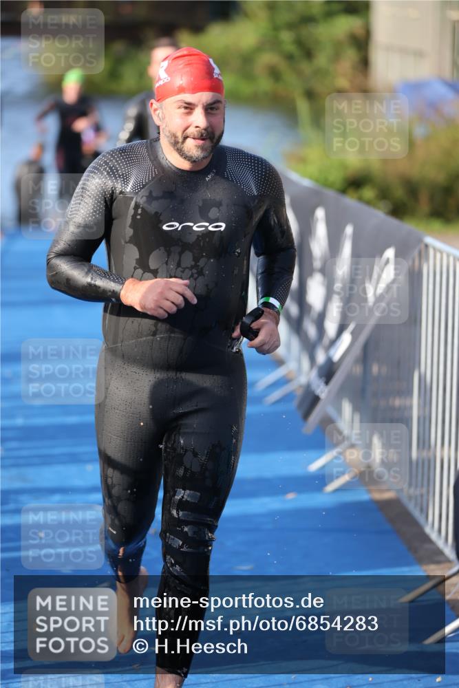 25.08.2024 - Elbe Triathlon Hamburg H.Heesch http://msf.ph/oto/6854283 25.08.2024 09:01:53 Schwimmen 135, 215, 244, 282, 290, 385 meine-sportfotos.de