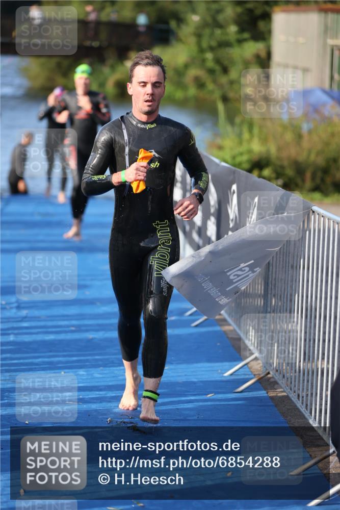 25.08.2024 - Elbe Triathlon Hamburg H.Heesch http://msf.ph/oto/6854288 25.08.2024 09:01:55 Schwimmen 135, 215, 244, 282, 290, 385 meine-sportfotos.de