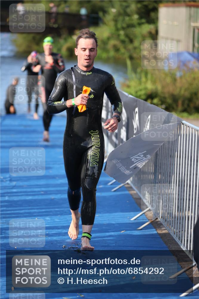 25.08.2024 - Elbe Triathlon Hamburg H.Heesch http://msf.ph/oto/6854292 25.08.2024 09:01:55 Schwimmen 135, 215, 244, 282, 290, 385 meine-sportfotos.de