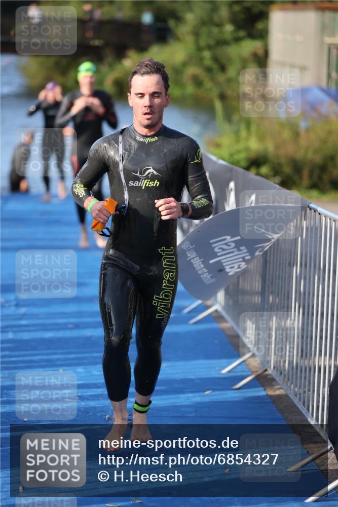 25.08.2024 - Elbe Triathlon Hamburg H.Heesch http://msf.ph/oto/6854327 25.08.2024 09:01:55 Schwimmen 135, 215, 244, 282, 290, 385 meine-sportfotos.de