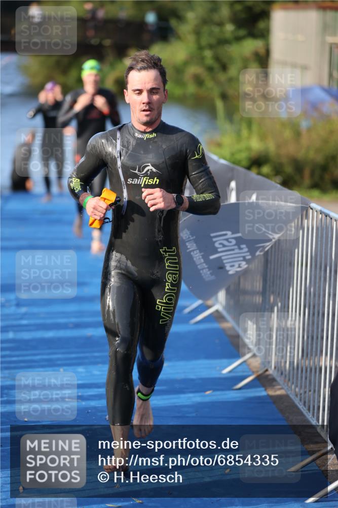 25.08.2024 - Elbe Triathlon Hamburg H.Heesch http://msf.ph/oto/6854335 25.08.2024 09:01:55 Schwimmen 135, 215, 244, 282, 290, 385 meine-sportfotos.de