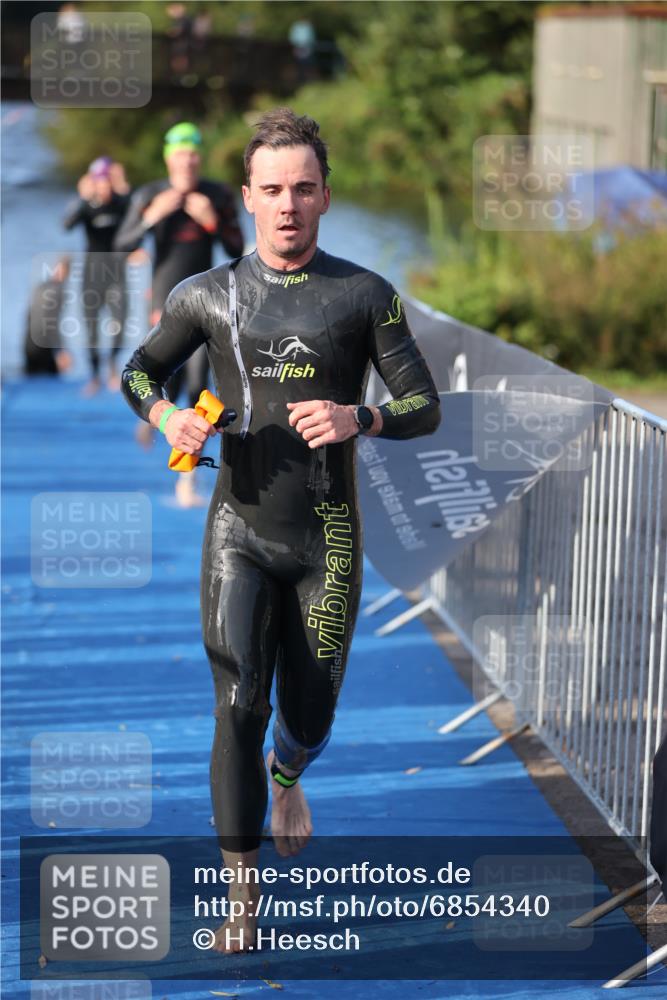 25.08.2024 - Elbe Triathlon Hamburg H.Heesch http://msf.ph/oto/6854340 25.08.2024 09:01:55 Schwimmen 135, 215, 244, 282, 290, 385 meine-sportfotos.de