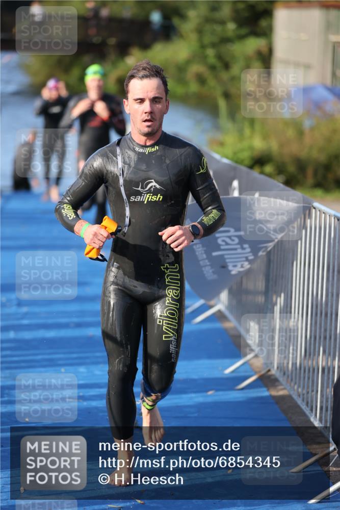 25.08.2024 - Elbe Triathlon Hamburg H.Heesch http://msf.ph/oto/6854345 25.08.2024 09:01:56 Schwimmen 135, 215, 244, 282, 290, 385 meine-sportfotos.de