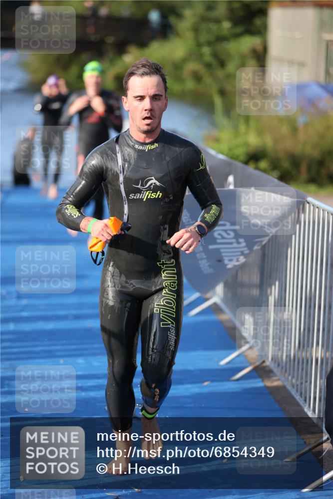25.08.2024 - Elbe Triathlon Hamburg H.Heesch http://msf.ph/oto/6854349 25.08.2024 09:01:56 Schwimmen 135, 215, 244, 282, 290, 385 meine-sportfotos.de