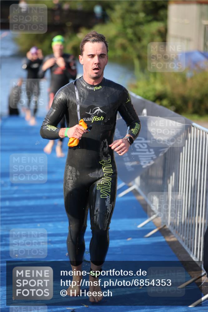 25.08.2024 - Elbe Triathlon Hamburg H.Heesch http://msf.ph/oto/6854353 25.08.2024 09:01:56 Schwimmen 135, 215, 244, 282, 290, 385 meine-sportfotos.de