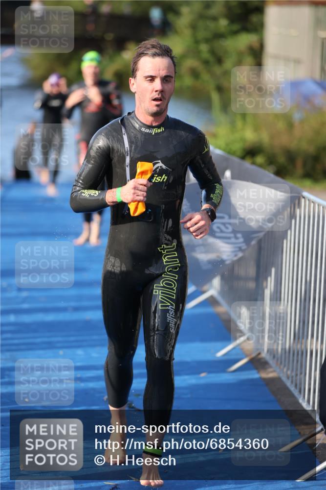 25.08.2024 - Elbe Triathlon Hamburg H.Heesch http://msf.ph/oto/6854360 25.08.2024 09:01:56 Schwimmen 135, 215, 244, 282, 290, 385 meine-sportfotos.de