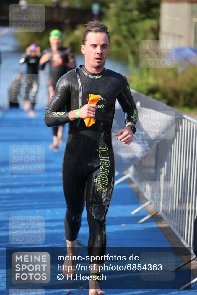 25.08.2024 - Elbe Triathlon Hamburg H.Heesch http://msf.ph/oto/6854363 25.08.2024 09:01:56 Schwimmen 135, 215, 244, 282, 290, 385 meine-sportfotos.de