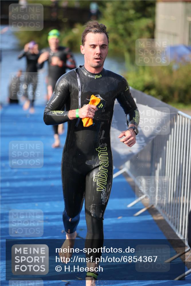 25.08.2024 - Elbe Triathlon Hamburg H.Heesch http://msf.ph/oto/6854367 25.08.2024 09:01:56 Schwimmen 135, 215, 244, 282, 290, 385 meine-sportfotos.de