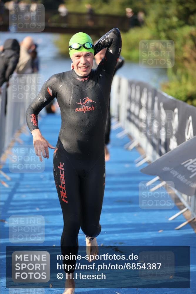 25.08.2024 - Elbe Triathlon Hamburg H.Heesch http://msf.ph/oto/6854387 25.08.2024 09:01:58 Schwimmen 135, 215, 244, 282, 290, 385 meine-sportfotos.de