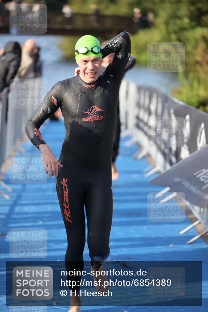 25.08.2024 - Elbe Triathlon Hamburg H.Heesch http://msf.ph/oto/6854389 25.08.2024 09:01:59 Schwimmen 135, 244, 282, 290, 385 meine-sportfotos.de