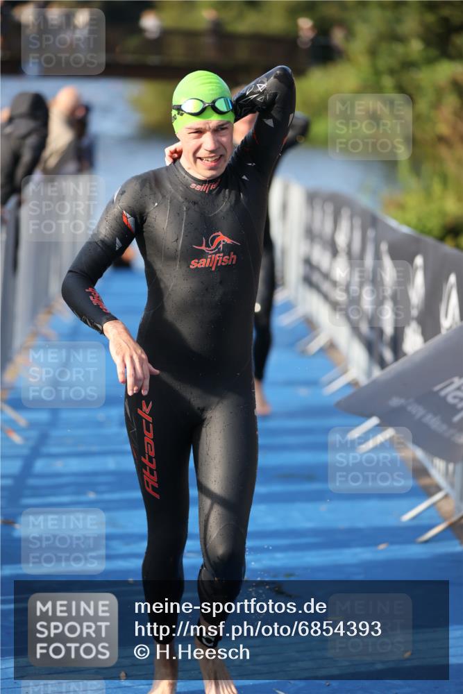 25.08.2024 - Elbe Triathlon Hamburg H.Heesch http://msf.ph/oto/6854393 25.08.2024 09:01:59 Schwimmen 135, 244, 282, 290, 385 meine-sportfotos.de