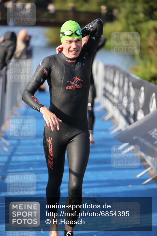 25.08.2024 - Elbe Triathlon Hamburg H.Heesch http://msf.ph/oto/6854395 25.08.2024 09:01:59 Schwimmen 135, 244, 282, 290, 385 meine-sportfotos.de