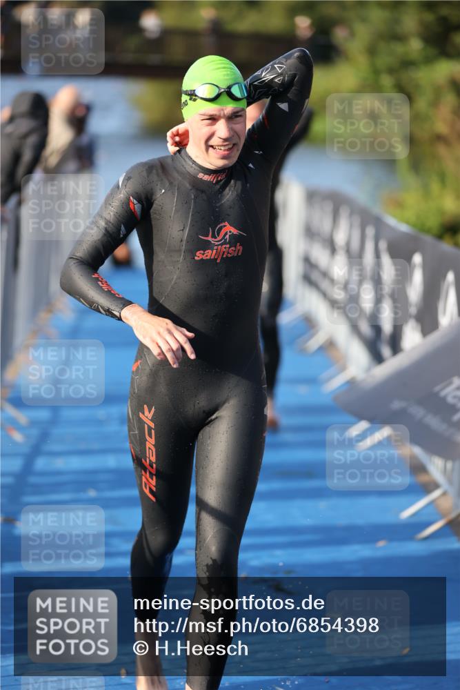 25.08.2024 - Elbe Triathlon Hamburg H.Heesch http://msf.ph/oto/6854398 25.08.2024 09:01:59 Schwimmen 135, 244, 282, 290, 385 meine-sportfotos.de