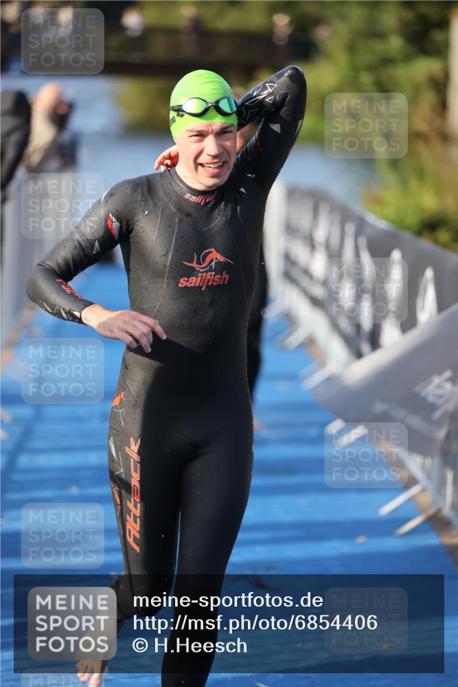 25.08.2024 - Elbe Triathlon Hamburg H.Heesch http://msf.ph/oto/6854406 25.08.2024 09:01:59 Schwimmen 135, 244, 282, 290, 385 meine-sportfotos.de