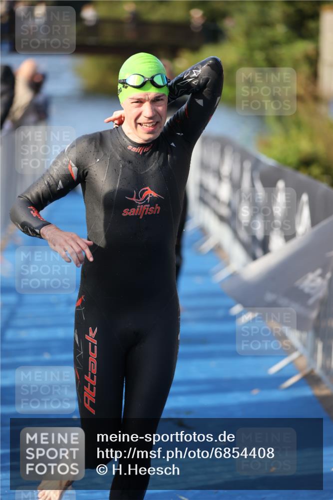 25.08.2024 - Elbe Triathlon Hamburg H.Heesch http://msf.ph/oto/6854408 25.08.2024 09:01:59 Schwimmen 135, 244, 282, 290, 385 meine-sportfotos.de