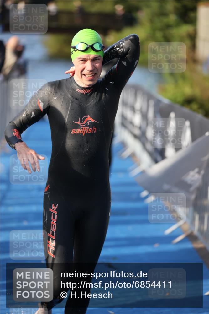 25.08.2024 - Elbe Triathlon Hamburg H.Heesch http://msf.ph/oto/6854411 25.08.2024 09:01:59 Schwimmen 135, 244, 282, 290, 385 meine-sportfotos.de