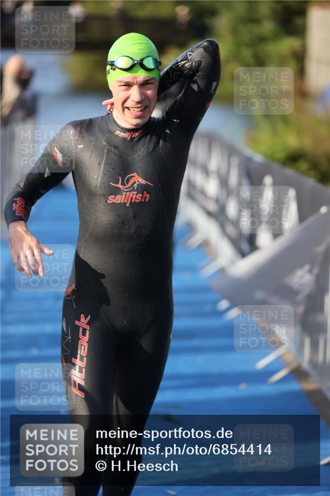 25.08.2024 - Elbe Triathlon Hamburg H.Heesch http://msf.ph/oto/6854414 25.08.2024 09:01:59 Schwimmen 135, 244, 282, 290, 385 meine-sportfotos.de