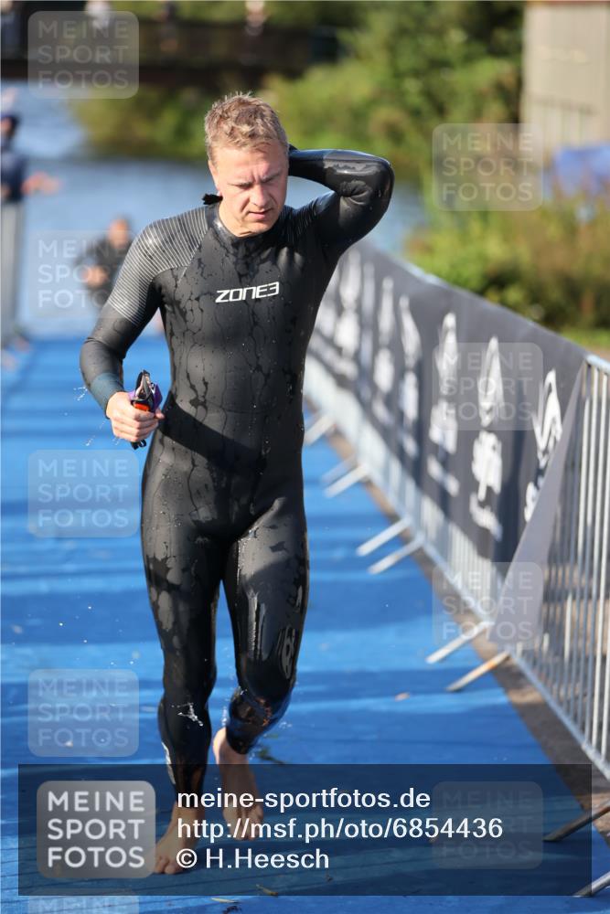 25.08.2024 - Elbe Triathlon Hamburg H.Heesch http://msf.ph/oto/6854436 25.08.2024 09:02:00 Schwimmen 135, 244, 282, 290, 385 meine-sportfotos.de