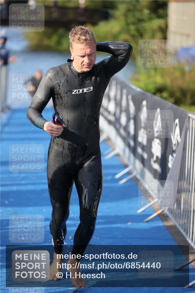 25.08.2024 - Elbe Triathlon Hamburg H.Heesch http://msf.ph/oto/6854440 25.08.2024 09:02:00 Schwimmen 135, 244, 282, 290, 385 meine-sportfotos.de