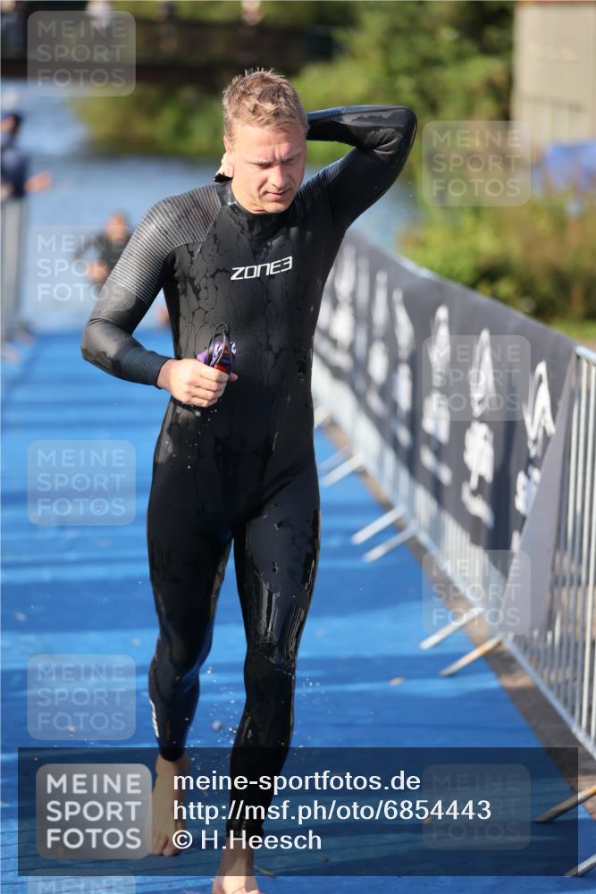 25.08.2024 - Elbe Triathlon Hamburg H.Heesch http://msf.ph/oto/6854443 25.08.2024 09:02:01 Schwimmen 135, 244, 282, 290, 385 meine-sportfotos.de