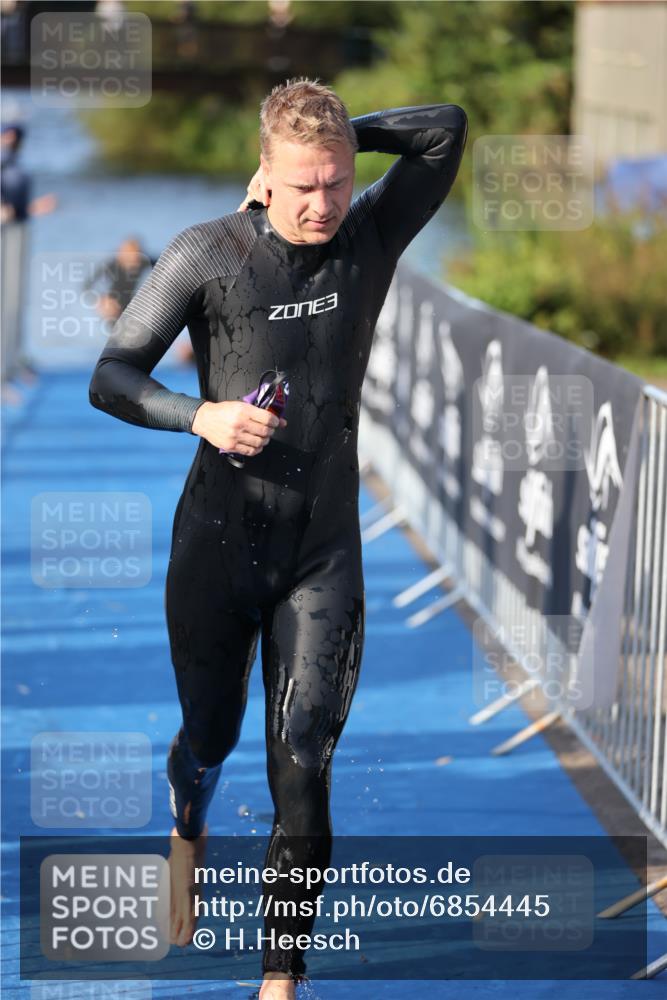 25.08.2024 - Elbe Triathlon Hamburg H.Heesch http://msf.ph/oto/6854445 25.08.2024 09:02:01 Schwimmen 135, 244, 282, 290, 385 meine-sportfotos.de