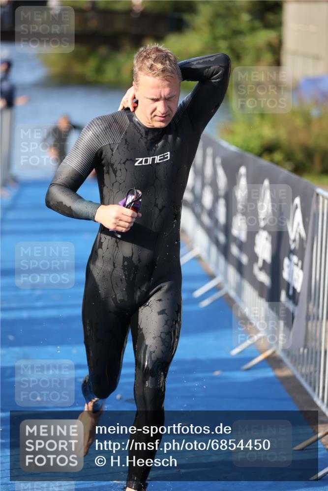 25.08.2024 - Elbe Triathlon Hamburg H.Heesch http://msf.ph/oto/6854450 25.08.2024 09:02:01 Schwimmen 135, 244, 282, 290, 385 meine-sportfotos.de