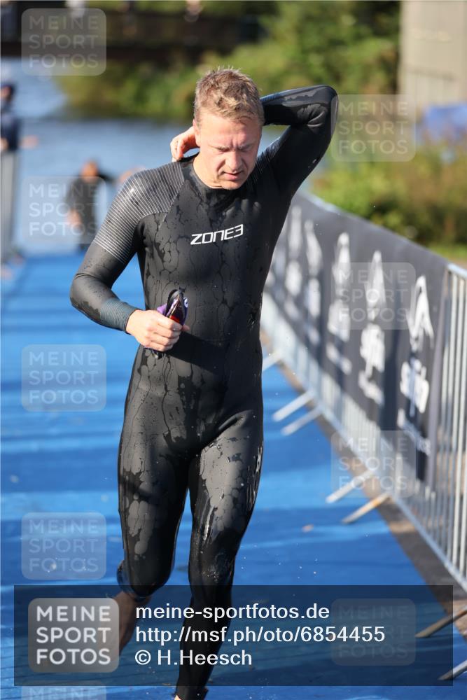 25.08.2024 - Elbe Triathlon Hamburg H.Heesch http://msf.ph/oto/6854455 25.08.2024 09:02:01 Schwimmen 135, 244, 282, 290, 385 meine-sportfotos.de