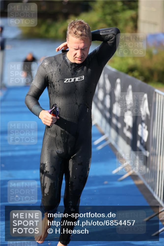 25.08.2024 - Elbe Triathlon Hamburg H.Heesch http://msf.ph/oto/6854457 25.08.2024 09:02:01 Schwimmen 135, 244, 282, 290, 385 meine-sportfotos.de