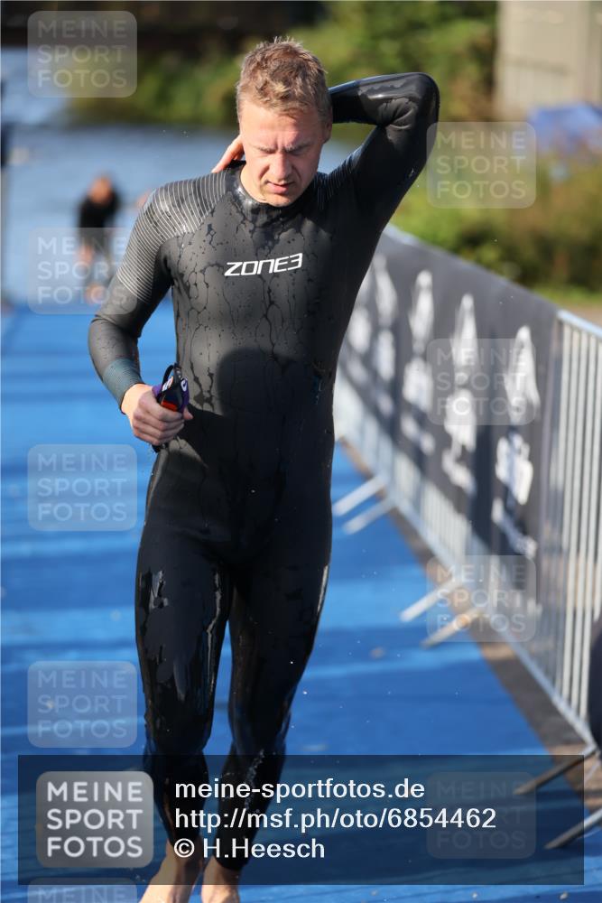 25.08.2024 - Elbe Triathlon Hamburg H.Heesch http://msf.ph/oto/6854462 25.08.2024 09:02:01 Schwimmen 135, 244, 282, 290, 385 meine-sportfotos.de