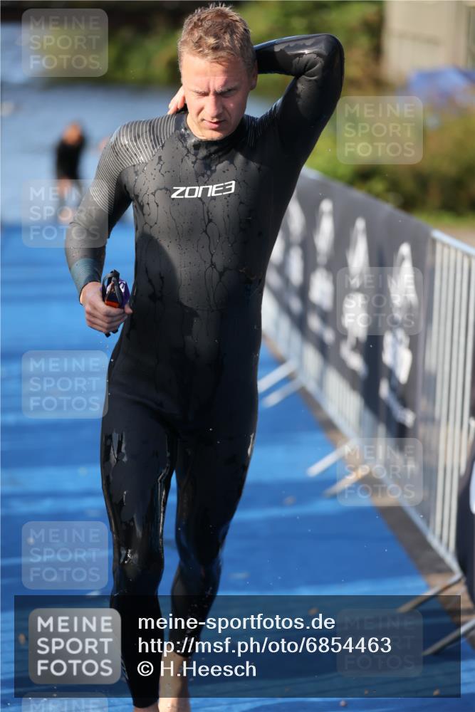 25.08.2024 - Elbe Triathlon Hamburg H.Heesch http://msf.ph/oto/6854463 25.08.2024 09:02:01 Schwimmen 135, 244, 282, 290, 385 meine-sportfotos.de