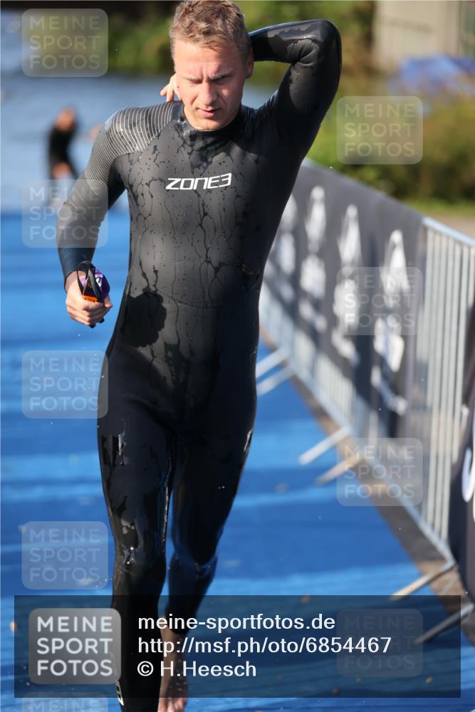 25.08.2024 - Elbe Triathlon Hamburg H.Heesch http://msf.ph/oto/6854467 25.08.2024 09:02:01 Schwimmen 135, 244, 282, 290, 385 meine-sportfotos.de