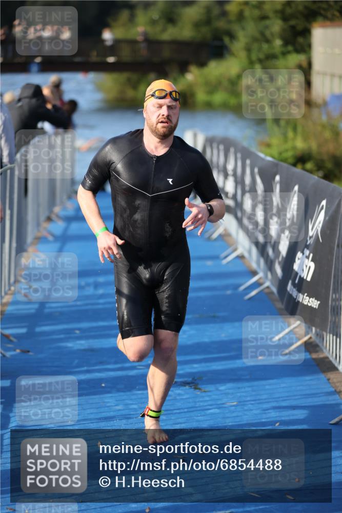 25.08.2024 - Elbe Triathlon Hamburg H.Heesch http://msf.ph/oto/6854488 25.08.2024 09:02:29 Schwimmen 233, 305 meine-sportfotos.de