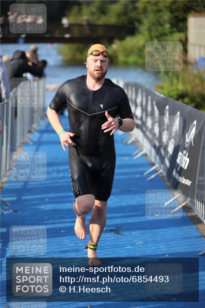 25.08.2024 - Elbe Triathlon Hamburg H.Heesch http://msf.ph/oto/6854493 25.08.2024 09:02:29 Schwimmen 233, 305 meine-sportfotos.de