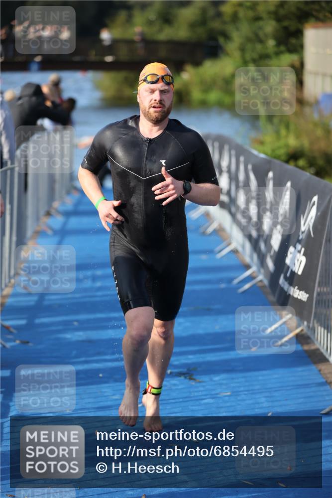 25.08.2024 - Elbe Triathlon Hamburg H.Heesch http://msf.ph/oto/6854495 25.08.2024 09:02:30 Schwimmen 217, 233, 305 meine-sportfotos.de