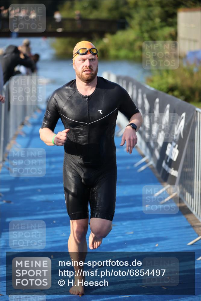 25.08.2024 - Elbe Triathlon Hamburg H.Heesch http://msf.ph/oto/6854497 25.08.2024 09:02:30 Schwimmen 217, 233, 305 meine-sportfotos.de