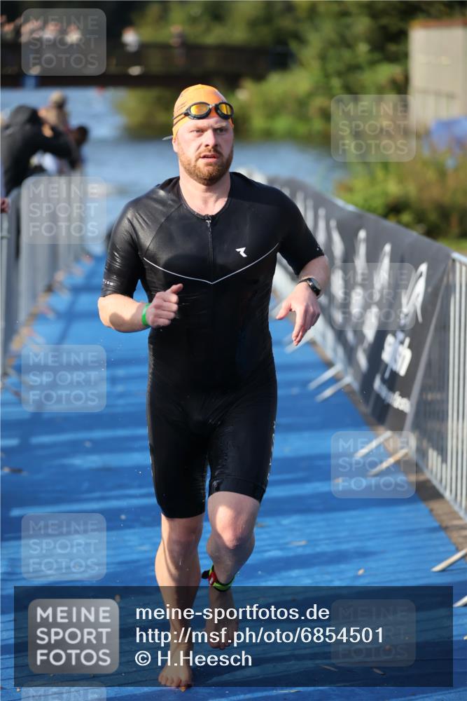 25.08.2024 - Elbe Triathlon Hamburg H.Heesch http://msf.ph/oto/6854501 25.08.2024 09:02:30 Schwimmen 217, 233, 305 meine-sportfotos.de