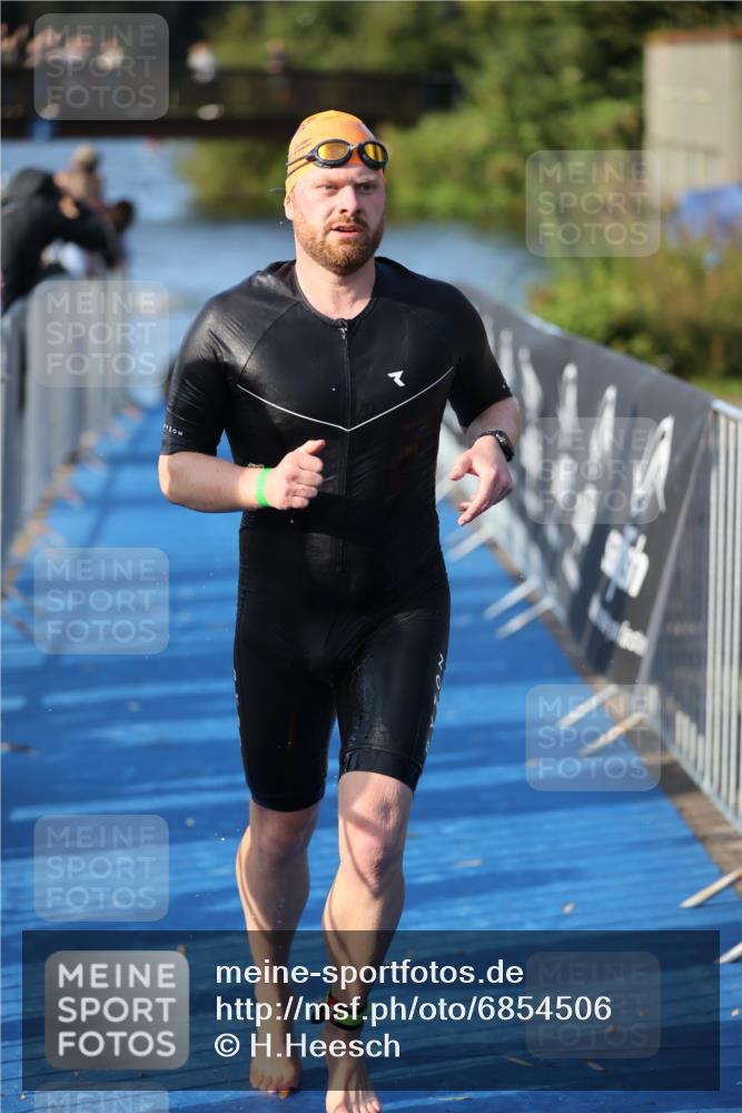 25.08.2024 - Elbe Triathlon Hamburg H.Heesch http://msf.ph/oto/6854506 25.08.2024 09:02:30 Schwimmen 217, 233, 305 meine-sportfotos.de