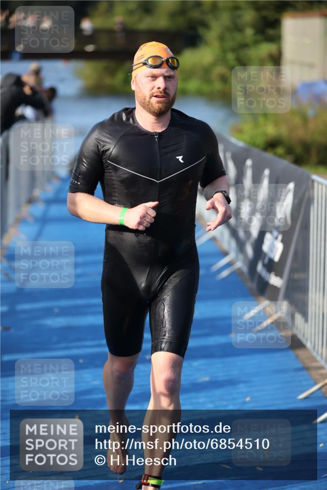 25.08.2024 - Elbe Triathlon Hamburg H.Heesch http://msf.ph/oto/6854510 25.08.2024 09:02:30 Schwimmen 217, 233, 305 meine-sportfotos.de