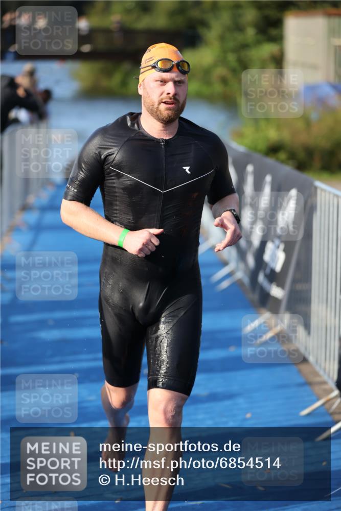 25.08.2024 - Elbe Triathlon Hamburg H.Heesch http://msf.ph/oto/6854514 25.08.2024 09:02:30 Schwimmen 217, 233, 305 meine-sportfotos.de