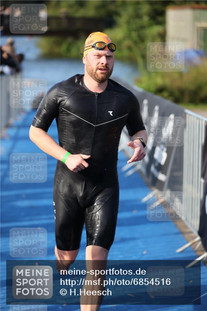 25.08.2024 - Elbe Triathlon Hamburg H.Heesch http://msf.ph/oto/6854516 25.08.2024 09:02:30 Schwimmen 217, 233, 305 meine-sportfotos.de