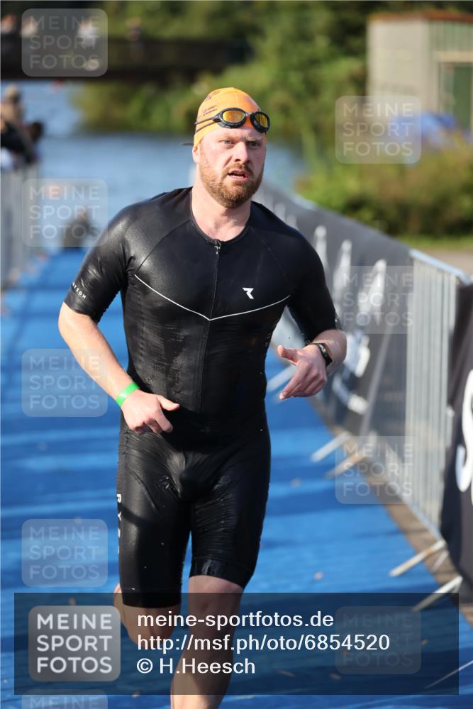 25.08.2024 - Elbe Triathlon Hamburg H.Heesch http://msf.ph/oto/6854520 25.08.2024 09:02:30 Schwimmen 217, 233, 305 meine-sportfotos.de