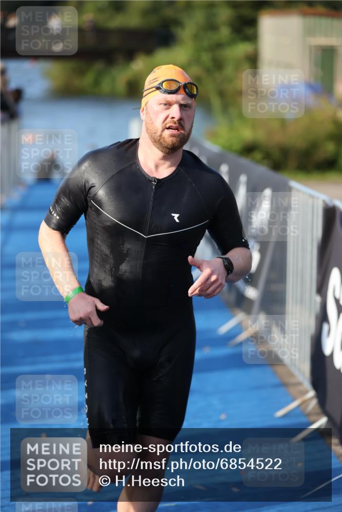 25.08.2024 - Elbe Triathlon Hamburg H.Heesch http://msf.ph/oto/6854522 25.08.2024 09:02:30 Schwimmen 217, 233, 305 meine-sportfotos.de