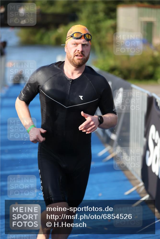 25.08.2024 - Elbe Triathlon Hamburg H.Heesch http://msf.ph/oto/6854526 25.08.2024 09:02:30 Schwimmen 217, 233, 305 meine-sportfotos.de