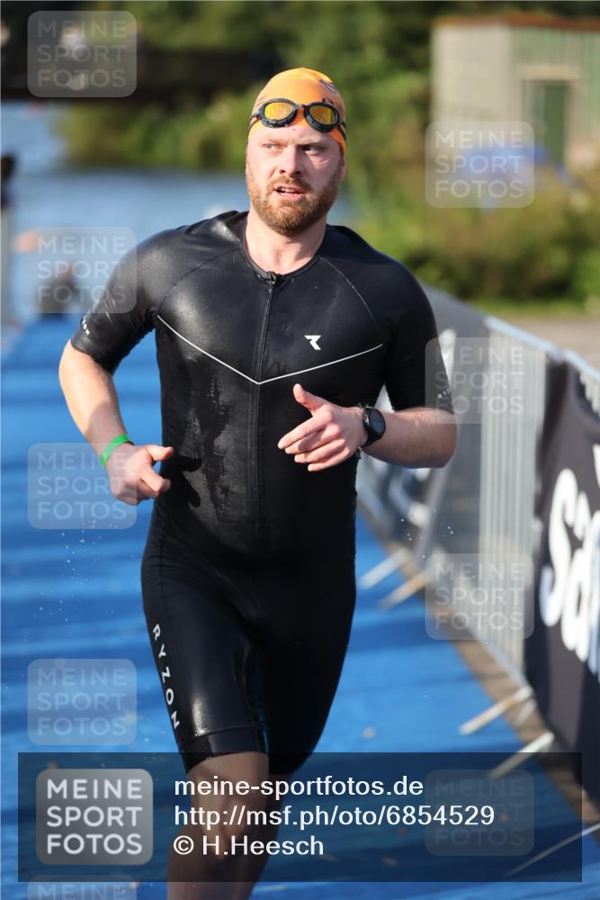 25.08.2024 - Elbe Triathlon Hamburg H.Heesch http://msf.ph/oto/6854529 25.08.2024 09:02:30 Schwimmen 217, 233, 305 meine-sportfotos.de